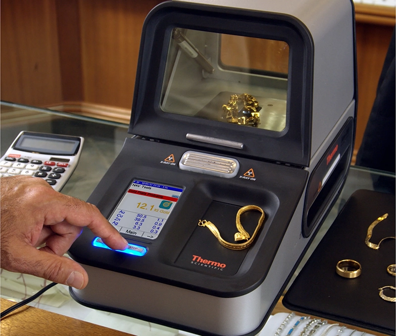 Thermo Scientific™ Niton™ DXL Precious Metal Analyzer analyzing body jewelry